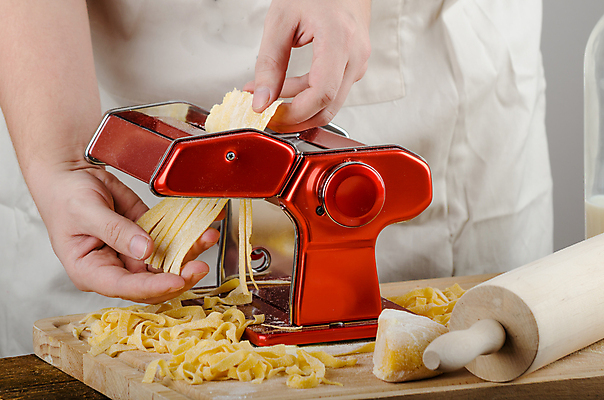 포토 JPG 해외이미지 직업 남자 산업 선 음식 비즈니스 손가락 공장 파스타 관리 요리 사람없음 금속 주방 식당 계란 요리사 식사 저녁식사 기계 이탈리아 도구 신선 제조 상품 자르기 먹기 상업 날것 반죽 밀가루 그라인더 성분 내추럴 점심식사 라비올리 조작 핸드메이드 해외202004 해외포토 손 유럽 공업 모션 재질 서양음식 사람 상점 알 가루 커피용품 파일형식 이미지허브