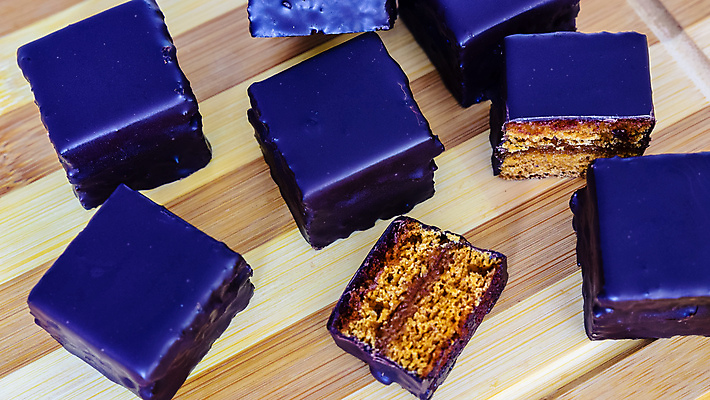 포토 JPG 해외이미지 접시 커피 음식 조각 크리스마스 디저트 요리 사람없음 갈색 케이크 초콜릿 저녁식사 빵집 흰색 신선 달콤 맛 아침식사 설탕 굽기 크림 서빙 점심식사 고립 브라우니 페스츄리 해외202004 해외포토 식기 기념일 음료 빵 컬러 컨셉 상점 식사 구이 파일형식 이미지허브