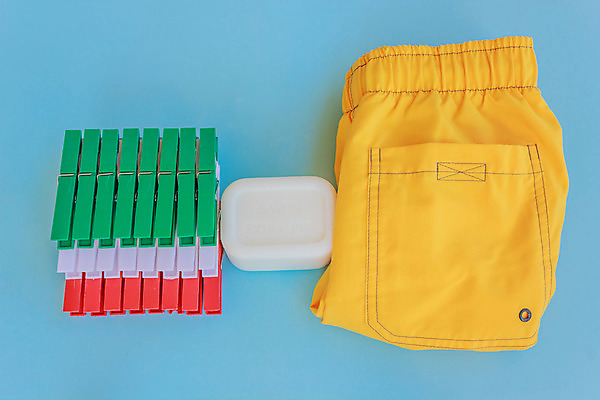 포토 JPG 해외이미지 바지 사람없음 빨간색 초록색 파란색 컬러풀 노란색 이탈리아 흰색 깃발 씻기 빨래 플라스틱 서식 비누 펜치 해외202004 해외포토 유럽 컬러 가사 재질 하의 위생용품 청결 공구 파일형식 이미지허브