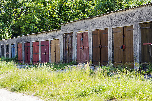 포토 JPG 해외이미지 벽 건축양식 자동차 안전 사람없음 여름 문 금속 맑음 바위 옛날 차고 콘크리트 해외202004 해외포토 계절 건축 육상교통 재질 날씨 돌_바위 파일형식 이미지허브