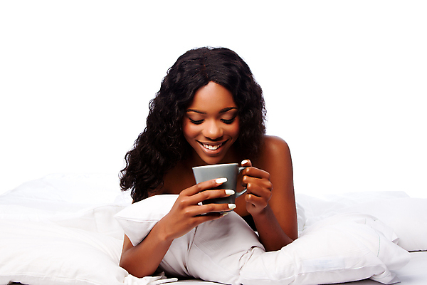 포토 JPG 해외이미지 응시 여자 커피 엎드리기 휴식 실내 한명 상반신 성인 앞모습 머그컵 침대 잡기 성인여자한명만 해외202004 해외포토 1 시선 음료 뷰포인트 가구 컨셉 모션 사람 내부 컵 여자한명만 성인여자만 파일형식 이미지허브