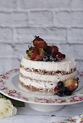 포토 JPG 해외이미지 열매 꽃 음식 결혼 백그라운드 과일 탁자 딸기 디저트 쟁반 사람없음 장식 빨간색 장미 케이크 초콜릿 축제 빵집 흰색 축하 생일 달콤 설탕 크림 산딸기 바닐라 페스츄리 프로스팅 해외202004 해외포토 식물 기념일 빵 컬러 가구 컨셉 이벤트 상점 맛 제빵 파일형식 이미지허브