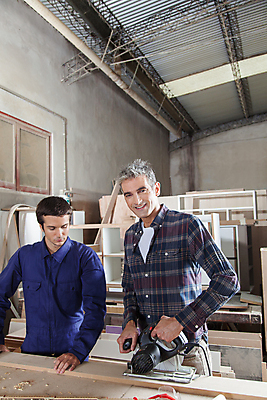 포토 JPG 해외이미지 백인 모델 학생 디자인 응시 교육 남자 행복 2 미소 사람 20대 두명 목재 세로 카메라 기계 작업 작업실 재산 널 자르기 목수 집중 목공예 옛날 견습기간 해외202004 해외포토 서양인 나무 직업 시선 감정 컨셉 재료 모션 표정 청년 금융 전자제품 공예 파일형식 이미지허브