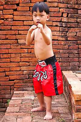 포토 JPG 해외이미지 백인 1 남자 어린이 스포츠 포즈 장갑 백그라운드 한명 사람 소년 상자 힘 권투 에너지 도전 흰색 수비 보호 충돌 싸움 슛 공격적 해외202004 해외포토 서양인 잡화 컬러 컨셉 모션 격투기 파일형식 이미지허브