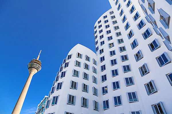 포토 JPG 해외이미지 디자인 외관 파도 컨셉 건축양식 통신 창문 하늘 모바일 주택 독일 안테나 사람없음 야외 건물 파란색 빛 글로벌 탑 텔레비전 역 연결 수화기 방송 전염 콘크리트 스타일 해외202004 해외포토 건축물 건축 유럽 바다 컬러 교통시설 전자제품 질병 전화기 감염 파일형식 이미지허브