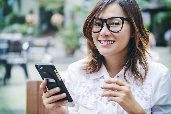 포토 JPG 해외이미지 라이프스타일 응시 공원 행복 얼굴 커피 인터넷 비즈니스 통신 손가락 모바일 휴식 아이디어 세포 웃음 사람 성인 사람없음 야외 스마트폰 핸드폰 사무실 평화 디지털 스크린 장비 터치 표현 키보드 잡기 메시지 치아 전화기 스마트 부름 내추럴 해외202004 해외포토 손 시선 공공시설 감정 음료 컨셉 모션 표정 생활 신체부위 전자제품 스마트기기 소화기관 파일형식 이미지허브