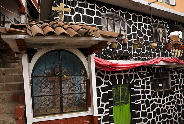 포토 JPG 해외이미지 기독교 종교 도로 십자가 건축양식 자동차 하늘 벽돌 거리 멕시코 주택 사람 사람없음 건물 파란색 빛 교회 문 마을 검은색 바위 흰색 도시 교차로 묘사 사인 신호 타운 옛날 해외202004 해외포토 건축물 건축 길 육상교통 컬러 북아메리카 종교건축 교통시설 돌_바위 파일형식 이미지허브