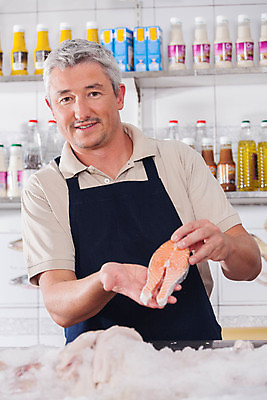 포토 JPG 해외이미지 모델 응시 음식 분홍색 조각 재료 실내 건강 관리 어류 한명 미소 내부 세로 카메라 상점 냉동 얼음 앞치마 추위 신선 잡기 시장 재산 상품 바닷가재 해산물 낚시꾼 연어 지역 소매 슈퍼마켓 옛날 해외202004 해외포토 자연요소 1 시선 컬러 모션 표정 사람 금융 전자제품 수중동물 가재 파일형식 이미지허브