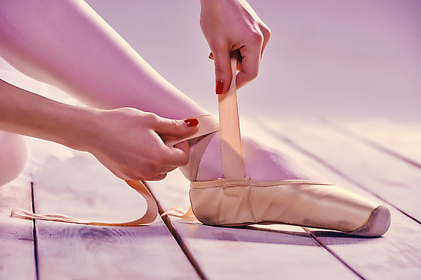 포토 JPG 해외이미지 직업 1 드레스 여자 리본 스포츠 분홍색 백그라운드 신발 슬리퍼 바닥 한명 사람 앉기 성인 목재 공연 연주자 댄서 춤 우아함 극장 날씬함 발레 발레리나 발레복 연극 넣기 단아함 양발 스타일 파케트 해외202004 해외포토 나무 옷 컬러 컨셉 재료 모션 문화예술 이벤트 음악가 몸매 파일형식 이미지허브