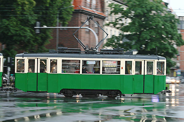 포토 JPG 해외이미지 선 교통시설 모션 사람없음 초록색 젖음 도시 도심 복고 전차 머리위 광택 대도시 폴란드 선로 옛날 전압 해외202004 해외포토 유럽 육상교통 컬러 교통 대중교통 시설 파일형식 이미지허브