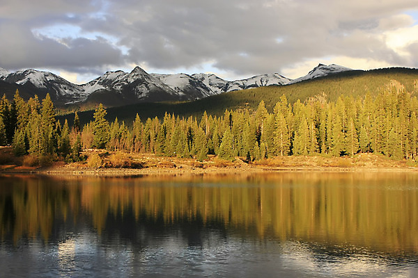 포토 JPG 해외이미지 나무 구름 도로 호수 자연 하늘 산 오리 풍경 사람없음 야외 물 파란색 강 반사 미국 가을 연못 소나무 황무지 숲 먼지 지역 절정 콜로라도 해외202004 해외포토 자연요소 식물 계절 길 컬러 북아메리카 교통시설 조류 생태계 파일형식 이미지허브