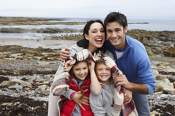 포토 JPG 해외이미지 여자 남자 행복 어린이 바다 가족 포옹 맨발 자연 휴가 함께함 서기 미소 웃음 사람 소년 여러명 야외 가로 30대 카메라 화목 추위 조약돌 잡기 해외202004 해외포토 감정 다수 컨셉 관계 안기 모션 발 표정 장년 전자제품 돌_바위 생태계 파일형식 이미지허브