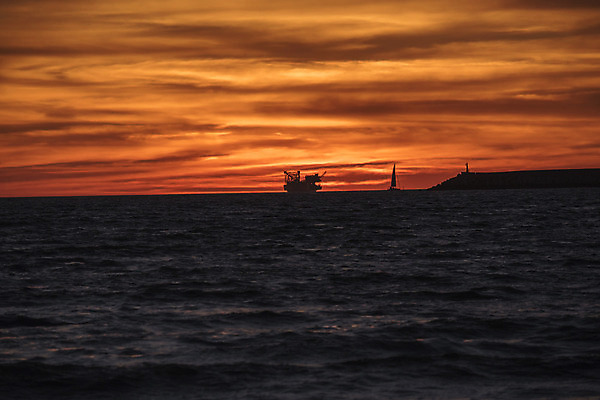 포토 JPG 해외이미지 구름 실루엣 모래 파도 바다 여행 백그라운드 오렌지 자연 조류 하늘 아침 휴가 휴식 풍경 사람없음 야외 빨간색 물 여름 파란색 모래사장 햇빛 태양 반사 일출 맑음 황혼 일몰 새벽 황금 저녁 스카이라인 파라다이스 해외202004 해외포토 주간 자연요소 동물 계절 컬러 컨셉 과일 날씨 촬영기법 노을 야간 생태계 파일형식 이미지허브