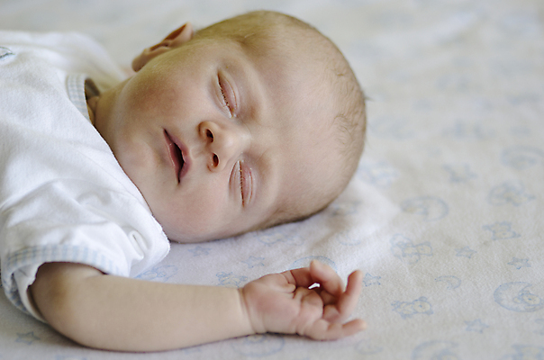 포토 JPG 해외이미지 백인 1 손 남자 아들 얼굴 어린이 포즈 신체 발 휴식 한명 사람 소년 파란색 꿈 흰색 아기 신생아 잠 피부 순수 기저귀 거짓말 천진난만 해외202004 해외포토 서양인 컬러 컨셉 가족 신체부위 아기용품 파일형식 이미지허브