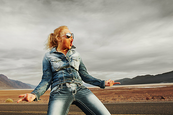 포토 JPG 해외이미지 옷 여자 감정 안경 도로 여행 항해 한명 빨간색 선글라스 태양 미국 일몰 외침 재킷 청바지 시골 고속도로 승차 남색 비명 서쪽 해외202004 해외포토 자연요소 1 잡화 길 컬러 북아메리카 배_교통 바지 교통시설 모션 사람 노을 소리 외투 방향 파일형식 이미지허브