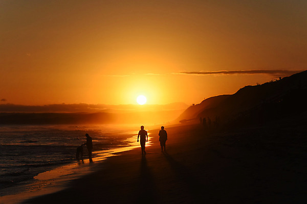 포토 JPG 해외이미지 라이프스타일 실루엣 모래 파도 바다 여행 백그라운드 하늘 휴가 휴식 그림자 사람 풍경 사람없음 야외 가로 물 여름 빛 햇빛 태양 노란색 걷기 일출 사진촬영 황혼 일몰 새벽 산책 만 모래언덕 남아프리카 수평선 해외202004 해외포토 자연요소 계절 컬러 컨셉 모션 아프리카 촬영기법 생활 노을 촬영 언덕 파일형식 이미지허브