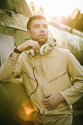 포토 JPG 해외이미지 백인 모델 1 응시 남자 얼굴 포즈 컨셉 하늘 조명 고글 가면 한명 사람 성인 야외 유행 어둠 재킷 표현 최고 헬리콥터 시원함 가죽 파일럿 항공 싱글 복고 군용 경례 스타일 해외202004 해외포토 서양인 직업 시선 비행기 군대 신체부위 외투 인사 파일형식 이미지허브