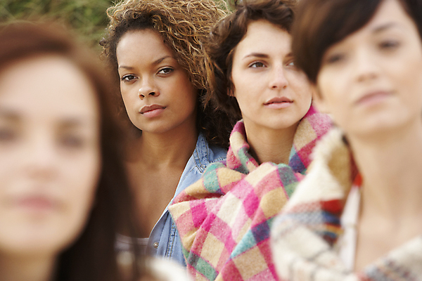 포토 JPG 해외이미지 백인 라이프스타일 여자 행복 여유 모래 휴가 함께함 미소 사람 앉기 여러명 20대 야외 10대 가로 30대 친구 그룹 담요 모래언덕 해외202004 해외포토 서양인 감정 다수 컨셉 관계 모션 청소년 표정 청년 생활 장년 언덕 파일형식 이미지허브