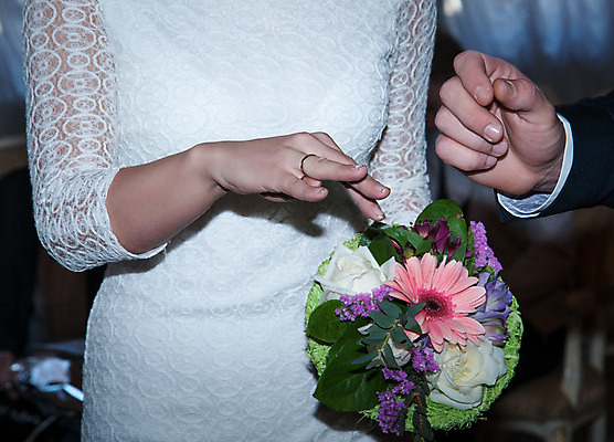 포토 JPG 해외이미지 손 커플 드레스 여자 남자 꽃 행복 벽 꽃다발 결혼 2 가족 신혼부부 휴가 실내 사랑 사람 이벤트 성인 두명 사무실 궁전 기쁨 흰색 반지 아내 감각 우아함 해외202004 해외포토 식물 부부 옷 감정 컬러 컨셉 고건축 비즈니스 장신구 관계 내부 신체부위 신혼 파일형식 이미지허브