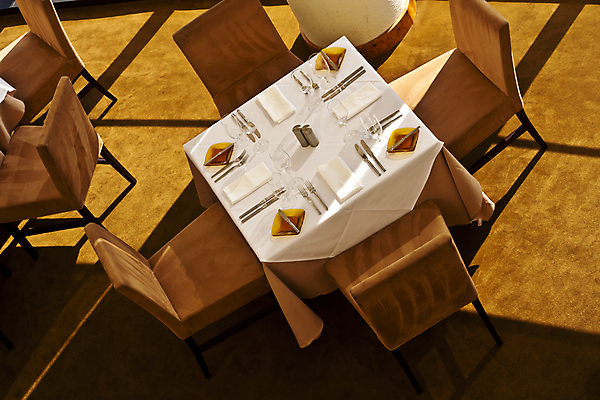 포토 JPG 해외이미지 식기 접시 디자인 가구 의자 유리 탁자 실내 사람없음 갈색 식당 고급 우아함 스타일 해외202004 해외포토 컬러 생활용품 컨셉 재질 내부 상점 파일형식 이미지허브