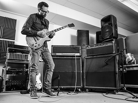 포토 JPG 해외이미지 직업 남자 음악 놀이 한명 서기 연주자 음악가 방 장비 기구 기타 일렉기타 마이크 기타리스트 플레이어 해외202004 해외포토 1 음향기기 모션 현악기 문화예술 사람 파일형식 이미지허브