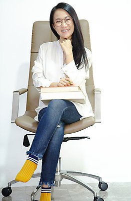 포토 JPG 해외이미지 백인 모델 직업 1 학생 라이프스타일 여자 행복 안경 백그라운드 셔츠 비즈니스 학교 성공 노동자 갈색머리 한명 서기 미소 사람 성인 책 빨간색 유행 흰색 자신감 우아함 스마트 읽기 경영자 비서 내추럴 경영 고립 스타일 해외202004 해외포토 서양인 헤어스타일 잡화 교육 감정 컬러 컨셉 상의 모션 표정 생활 리더 파일형식 이미지허브