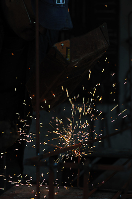 포토 JPG 해외이미지 실내 사람없음 빛 어둠 업무 연기 불똥 용접 용접기 철강 해외202004 해외포토 내부 작업 파일형식 이미지허브