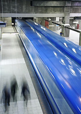 포토 JPG 해외이미지 교통수단 여행 포즈 비즈니스 교통시설 모션 실내 사람없음 일상 파란색 기차 도시 터널 역 속도 출장 출퇴근 장노출 시티라이프 승객 지하 몬트리올 떠남 철책 해외202004 해외포토 라이프스타일 길 육상교통 컬러 교통 캐나다 대중교통 촬영기법 내부 라이프 시설 파일형식 이미지허브