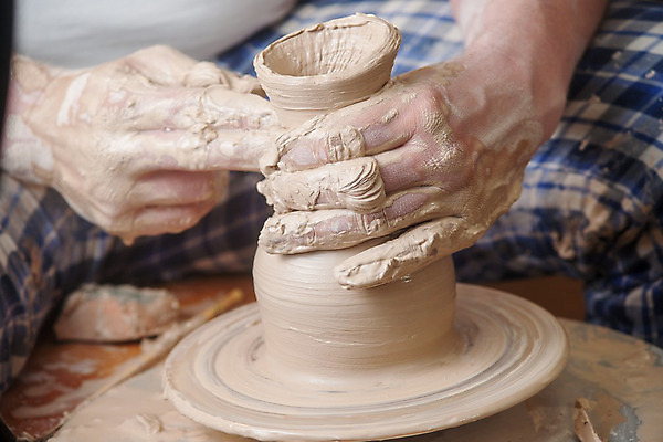 포토 JPG 해외이미지 손 손가락 기술 창조 미술 사람없음 컵 꽃병 젖음 터치 엄지손가락 조끼 업무 바퀴 항아리 도자기 원형 작업실 사발 던지기 성형수술 제조 냄비 집중 서식 함선 만들기 점토 진흙 장인 조형 주인 수공예 곰팡이 도예가 두더지 압력 핸드메이드 해외202004 해외포토 도형 직업 식기 꽃 컨셉 배_교통 모션 문화예술 신체부위 외투 작업 사기그릇 수술 솥 공예 파일형식 이미지허브