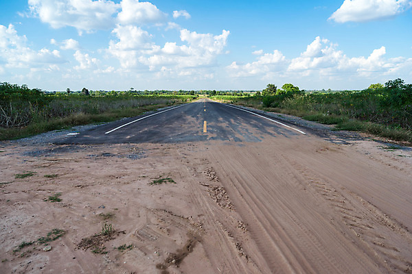 포토 JPG 해외이미지 도로 교통시설 자연 하늘 거리 경고 사람없음 블록 운전 죽음 떨어짐 위험 장애물 종료 해외202004 해외포토 길 교통 컨셉 모션 시설 생태계 파일형식 이미지허브