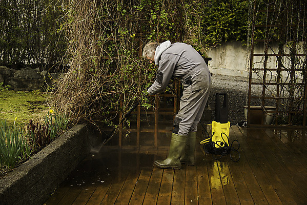포토 JPG 해외이미지 벽 바닥 이끼 한명 목재 물 정원 봄 업무 작업 씻기 청소 먼지 해외202004 해외포토 자연요소 나무 1 계절 재료 사람 청결 파일형식 이미지허브