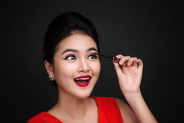 포토 JPG 해외이미지 여자 실내 입벌림 한명 들기 동양인 상반신 성인 앞모습 화장 뷰티 검은색 마스카라 성인여자한명만 해외202004 해외포토 1 뷰포인트 컬러 모션 표정 사람 인종 내부 화장품 여자한명만 성인여자만 파일형식 이미지허브