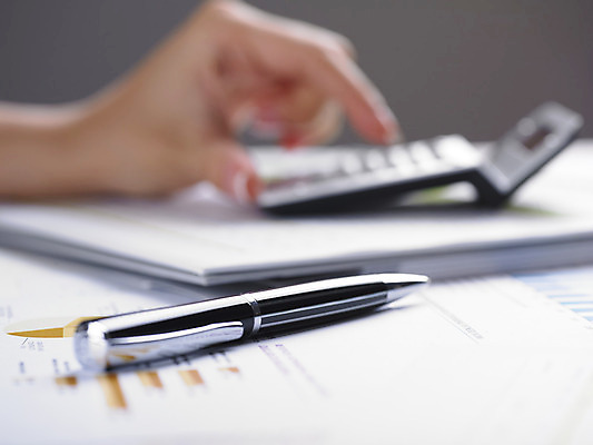 포토 JPG 해외이미지 손 교육 종이 컨셉 비즈니스 손가락 통계 아이디어 사람없음 금융 펜 자료 계산기 정보 업무 분석 가정경제 블러 해외202004 해외포토 가정 문구용품 신체부위 경제 필기구 장비 작업 파일형식 이미지허브