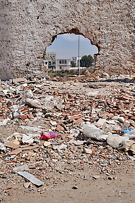 포토 JPG 해외이미지 벽 백그라운드 가방 창문 하늘 벽돌 거리 사람없음 건물 옆모습 환경 손상 수확 쓰레기통 흰색 도시 구멍 보행로 균열 쓰레기 폐기물 파편 플라스틱 거절 버리기 낭비 그런지 깨짐 부주의 옛날 콘크리트 못생김 해외202004 해외포토 건축물 잡화 길 뷰포인트 컬러 컨셉 농업 모션 재질 파일형식 이미지허브