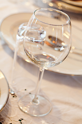 포토 JPG 해외이미지 접시 크리스마스 유리 탁자 새해 사람없음 장식 검은색 흰색 축하 고급 해외202004 해외포토 식기 기념일 컬러 가구 컨셉 재질 파일형식 이미지허브