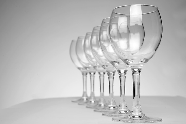 포토 JPG 해외이미지 와인잔 유리 사람없음 와인 액체 닫기 함선 노려봄 양발 해외202004 해외포토 배_교통 술잔 모션 재질 주류 표정 파일형식 이미지허브