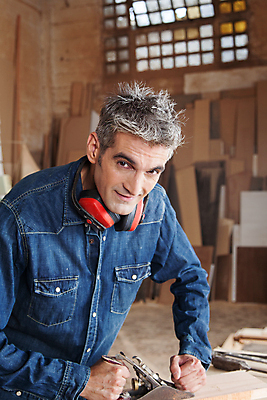 포토 JPG 해외이미지 모델 손 응시 조각 노동자 관리 한명 미소 사람 목재 세로 카메라 장비 도구 공구 업무 작업 작업실 재산 숲 자르기 목수 책상 먼지 목공예 청각 수목 옛날 해외202004 해외포토 나무 직업 1 시선 가구 재료 모션 표정 신체부위 금융 전자제품 공예 파일형식 이미지허브