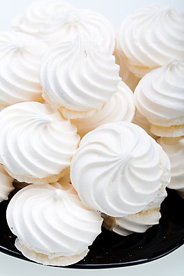 포토 JPG 해외이미지 접시 서양음식 실내 사람없음 쌓기 쿠키 달콤 흰배경 머랭 해외202004 머랭쿠키 해외포토 식기 음식 백그라운드 모션 디저트 내부 흰색 맛 파일형식 이미지허브