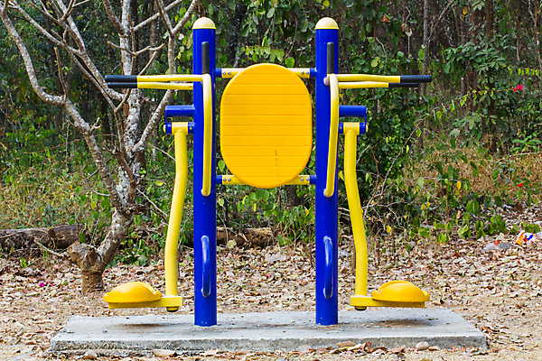 포토 JPG 해외이미지 나무 공원 건강 사람없음 파란색 운동 노란색 금속 장비 콘크리트 해외202004 해외포토 식물 공공시설 컬러 재질 파일형식 이미지허브