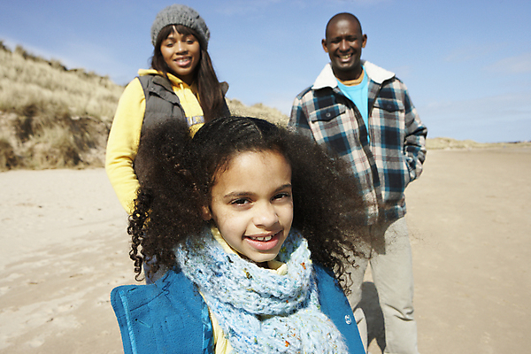 포토 JPG 해외이미지 딸 어린이 겨울 가족 엄마 휴가 함께함 웃음 여러명 20대 야외 세로 세명 30대 걷기 침묵 산책 가을 아빠 즐거움 혼혈 해외202004 해외포토 계절 감정 다수 컨셉 관계 모션 휴식 표정 사람 청년 장년 소리 다문화 파일형식 이미지허브