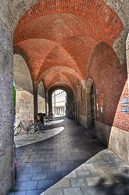 포토 JPG 해외이미지 모양 전통 외관 유럽 선 벽 건축양식 벽돌 거리 주택 숙이기 그림자 미술 사람없음 건물 문 마을 탑 수확 골동품 바위 램프 기둥 도시 중세 역사 보행로 중앙 미술관 지중해 통로 아치 대문 좁은 타운 옛날 줄서기 토스카나 해외202004 해외포토 건축물 건축 나라 길 바다 포즈 농업 모션 문화예술 조명 이탈리아 돌_바위 파일형식 이미지허브