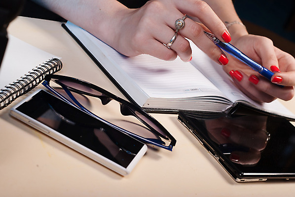 포토 JPG 해외이미지 직업 1 학생 손 종이 안경 얼굴 비즈니스 통신 성공 설계 협상 사람없음 책 빨간색 금융 스마트폰 사무실 알약 연필 반사 펜 다이어리 공책 페인트 정보 반지 업무 비즈니스맨 우아함 손톱 비밀 책상 계약 문서 설정 경영 니스 목차 해외202004 해외포토 잡화 남자 컬러 가구 컨셉 장신구 문구용품 학용품 신체부위 경제 핸드폰 스마트기기 필기구 약 사무용품 작업 직장인 파일형식 이미지허브