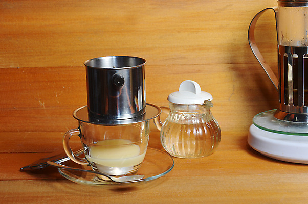 포토 JPG 해외이미지 전통 아시아 종이 커피 음료 백그라운드 2 유리 탁자 동양인 사람없음 컵 물 상점 식당 숟가락 검은색 카페 흐름 우유 머그컵 수확 뜨거움 붓기 아침식사 냄비 더위 굽기 상쾌 복고 만들기 베트남 아로마 바리스타 카푸치노 에스프레소 소셜네트워크 양조 카페인 필터 스타일 효과 해외202004 해외포토 자연요소 직업 식기 감정 나라 컬러 가구 컨셉 농업 모션 재질 날씨 유제품 수저 인종 식사 동남아시아 솥 구이 파일형식 이미지허브