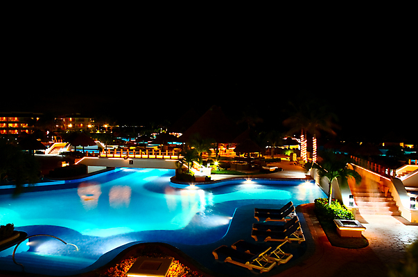 포토 JPG 해외이미지 나무 라이프스타일 바다 여행 백그라운드 패턴 자연 하늘 표면 추상 휴가 휴식 열대 수영장 손바닥 풍경 사람없음 야외 물 여름 파란색 반사 수영 침묵 꿈 고급 야간 저녁 시원함 빌라 휴양지 이국적 터키석 파라다이스 수평선 해외202004 해외포토 자연요소 식물 손 계절 컬러 컨셉 무늬 주택 생활 소리 장소 수상스포츠 보석 생태계 파일형식 이미지허브