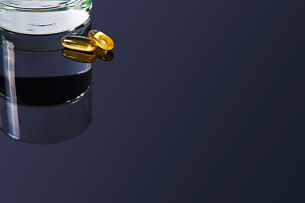 포토 JPG 해외이미지 건강 병원 사람없음 물 알약 약 노란색 고통 의사 질병 두통 마약 해외202004 해외포토 자연요소 감정 컬러 의학 의료진 파일형식 이미지허브