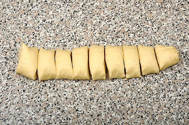 포토 JPG 해외이미지 음식 부분 탁자 주택 요리 사람없음 신선 자르기 굽기 준비 날것 반죽 만들기 밀가루 성분 해외202004 해외포토 가구 모션 건물 가루 구이 파일형식 이미지허브