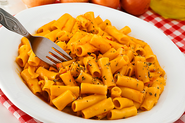 포토 JPG 해외이미지 접시 음식 포크 토마토 파스타 건강 요리 사람없음 가로 빨간색 식사 저녁식사 이탈리아 고명 플루트 허브 올리브 고립 마카로니 무생채 입가심 채식주의자 해외202004 해외포토 식물 식기 열매 유럽 컬러 채소 서양음식 관악기 채식 파스타면 파일형식 이미지허브