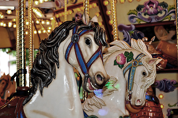 포토 JPG 해외이미지 공원 어린이 사람없음 목재 장난감 축제 화려 승차 조랑말 회전목마 공평 해외202004 해외포토 나무 공공시설 컨셉 재료 모션 사람 말_동물 놀이기구 파일형식 이미지허브