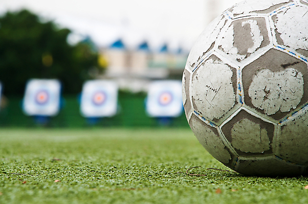 포토 JPG 해외이미지 1 전통 유럽 스포츠 백그라운드 밭 공 표면 잔디 사람없음 가로 초록색 여름 축구 게임 흰색 얼룩 원형 거친 고독 가죽 오브젝트 질감 먼지 구식 여의주 옛날 해외202004 해외포토 도형 식물 계절 감정 나라 컬러 농업 놀이 구기 파일형식 이미지허브