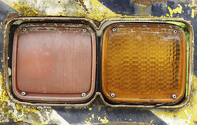 포토 JPG 해외이미지 신체 자동차 부츠 사람없음 빨간색 빛 노란색 회색 운전 램프 닫기 60대 브레이크 묘사 꼬리 신호 종료 그만 배기가스 옛날 자동 해외202004 해외포토 노년 육상교통 컬러 신발 모션 조명 파일형식 이미지허브